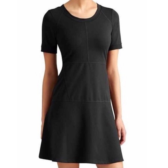 Athleta Dresses & Skirts - Athleta En Route Black Athletic Short Sleeve Dress